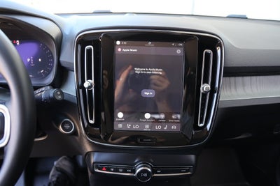 2025 Volvo XC40 Core Bright Theme