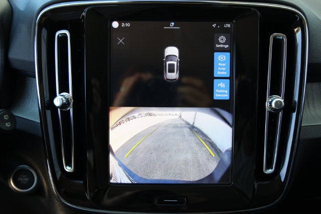 2025 Volvo XC40 Core Bright Theme