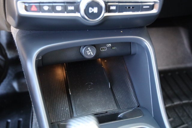 2025 Volvo XC40 Core Bright Theme
