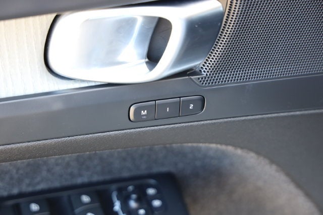 2025 Volvo XC40 Core Bright Theme